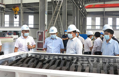 新鄉市市長魏建平一行蒞臨潔普智能環保裝備生產基地調研，推動環保產業高質量發展